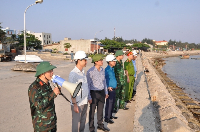 phong-chong-thien-tai-11-174852_670.jpg Lực lượng chức năng luôn thông tin kịp thời cho ngư dân trước khi các cơn bão đổ bộ. Ảnh: Đinh Mười.
