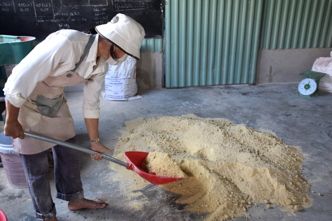Nhân viên làm việc trong trang trại của anh Ca phối trộn thức ăn cho vật nuôi. Ảnh: V.Đ.T.