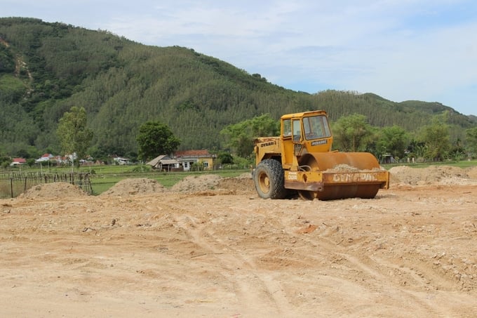 3-123000_643.jpg San lấp mặt bằng xây dựng khu tái định cư cho người dân sống trong vùng thiên tai, dưới chân núi Cấm thuộc thôn Chánh Thắng, xã Cát Thành (huyện Phù Cát, Bình Định) sạt lở uy hiếp hàng trăm hộ dân. Ảnh: Vũ Đình Thung.