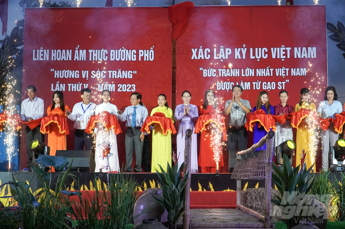 anh-1-204539_503-204539.jpg Lãnh đạo tỉnh Sóc Trăng cùng các cơ quan chuyên môn, nhóm tác giả giống lúa ST cắt băng khai trương triển lãm bức tranh lớn nhất Việt Nam được làm từ Gạo ST25.