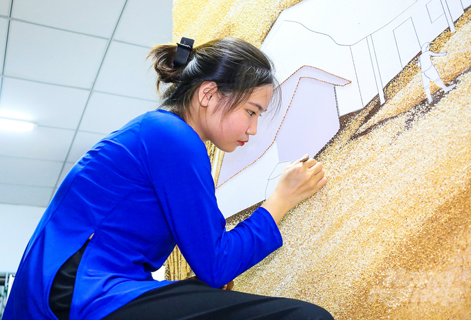 anh-3-204645_532-204646.jpg Tùy vào từng vị trí trên bức tranh, các nghệ nhân sẽ sử dụng 4 kích thước hạt khác nhau, gạo nguyên hạt sẽ được sử dụng để đính vào những điểm chính của bức tranh.