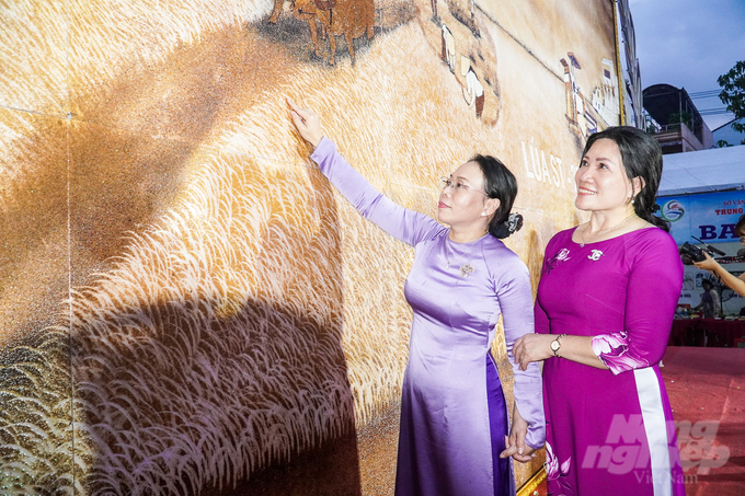anh-7-204824_975-204825.jpg Bà Huỳnh Thị Diễm Ngọc, Phó Chủ tịch UBND tỉnh Sóc Trăng bày tỏ, Sóc Trăng là địa phương có thế mạnh về phát triển nông nghiệp, cây lúa là sản phẩm nông nghiệp chủ lực, trong đó giống lúa ST đã nhận được nhiều giải thưởng cao tại các cuộc thi gạo ngon thế giới.