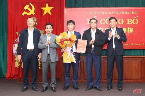 144d4173345t78364l0_1700800607057-123308_487.jpg Lãnh đạo tỉnh Hà Tĩnh trao quyết định bổ nhiệm và tặng hoa chúc mừng ông Trần Văn Long. Ảnh: Báo Hà Tĩnh.