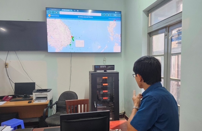 Cơ quan chức năng theo dõi tàu thuyền khai thác hải sản trên biển qua thiết bị giám sát hành trình. Ảnh: KS.