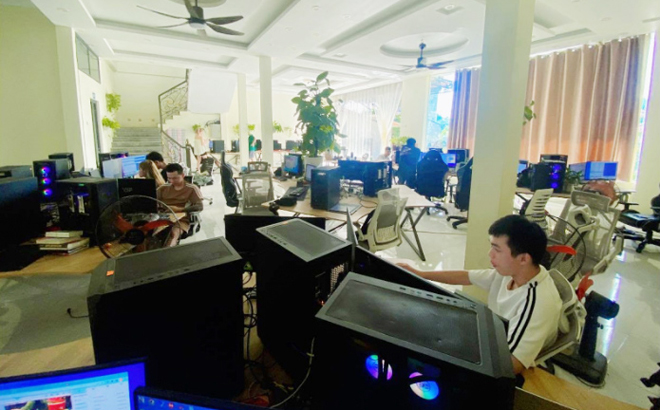 _doituong-145431_807.jpg Nhiều đối tượng và các thiết bị được lực lượng công an triệu tập và thu giữ phục vụ công tác điều tra. Ảnh: CA Yên Bái.