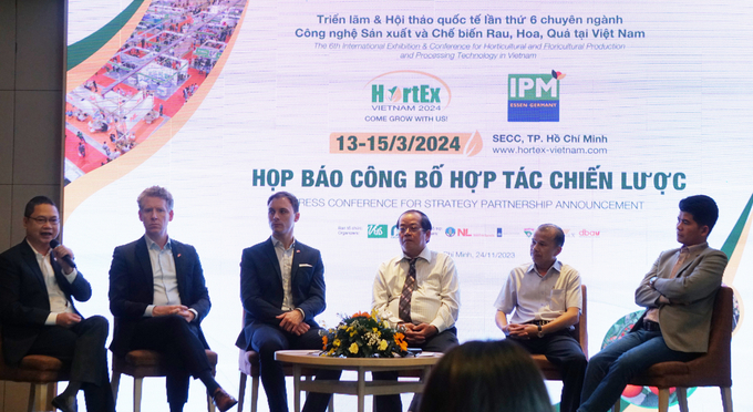 Ông Nguyễn Bá Vinh, Giám đốc Công ty TNHH MTV Dịch vụ Quảng cáo và Triển lãm Minh Vi (VEAS) chia sẻ tại buổi họp báo. Ảnh: Nguyễn Thủy.