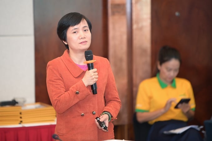 Ms. Le Thi Hue, Deputy Head of Veterinary Drug Management under the Department of Animal Health, sharing the results of antibiotic resistance prevention and control in 2023. Photo: Tung Dinh.