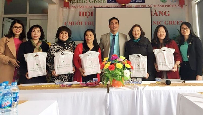 Anh Nguyễn Văn Chữ tại một buổi hội thảo, giới thiệu về thực phẩm sạch. Ảnh: Tư liệu.