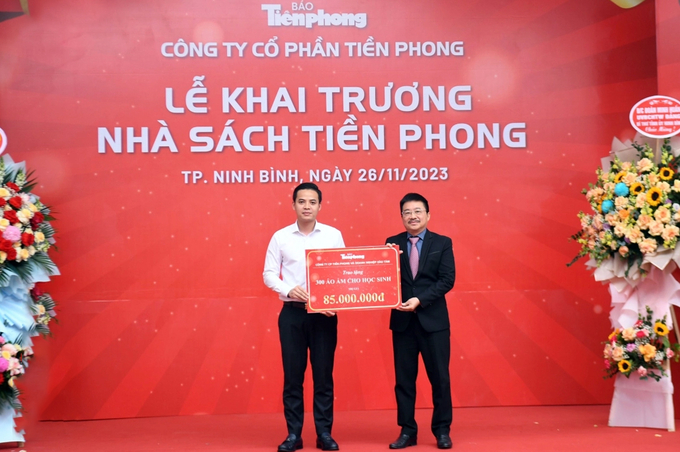 khai-truong-nha-sach-tien-phong-tai-ninh-binh-181301_861.jpg Nhà báo Vũ Tiến - Phó Tổng biên tập báo Tiền Phong trao 300 áo ấm trị giá 85 triệu đồng tặng học sinh có hoàn cảnh khó khăn tại Ninh Bình. Ảnh: VOV.