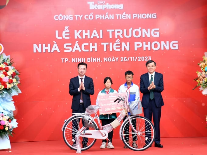 khai-truong-nha-sach-tien-phong-tai-ninh-binh-181312_80.jpg Ông Đoàn Minh Huấn - Bí thư Tỉnh ủy Ninh Bình (bìa phải) và ông Nguyễn Tường Lâm - Bí thư Trung ương Đoàn trao tượng trưng 80 xe đạp trị giá 200 triệu đồng tặng học sinh nghèo vượt khó trên địa bàn tỉnh Ninh Bình. Ảnh: VOV.
