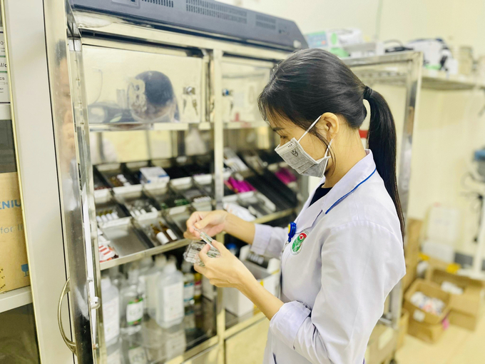 z4879063229000_d4d2e64e3686aab4bd04be1419a1a6b1-105405_476.jpg Hóa chất, sinh phẩm tại các bệnh viện đầy đủ sẽ đảm bảo quyền lợi cho người bệnh tham gia bảo hiểm y tế. Ảnh: Hưng Phúc.