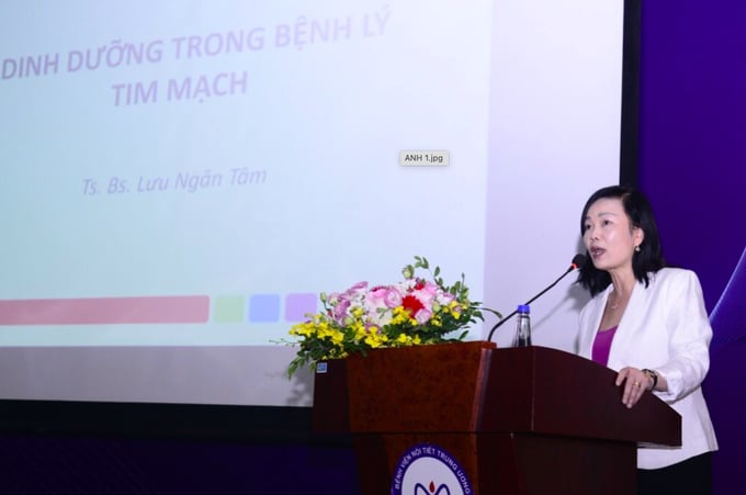 Tiến sĩ – bác sĩ Lưu Ngân Tâm, Trưởng khoa Dinh dưỡng, Bệnh viện Chợ Rẫy (TP.HCM), chia sẻ tại khóa tập huấn Chăm sóc dinh dưỡng bệnh lý do Vinamilk cùng Câu lạc bộ Điều dưỡng trưởng Việt Nam tổ chức.