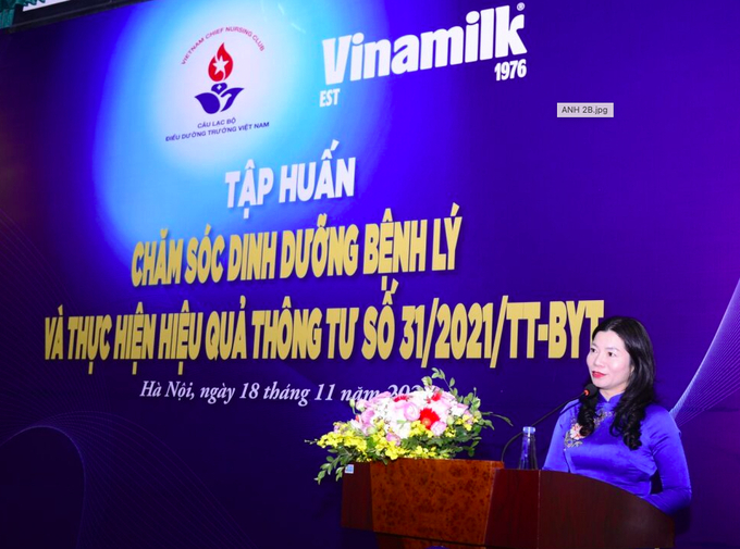 Thạc sĩ Hà Thị Kim Phượng, Trưởng phòng Điều dưỡng, Dinh dưỡng, Kiểm soát nhiễm khuẩn (Cục Quản lý Khám, Chữa bệnh, Bộ Y tế), Phó Chủ tịch CLB Điều dưỡng trưởng Việt Nam, chia sẻ thông tin tại buổi tập huấn.