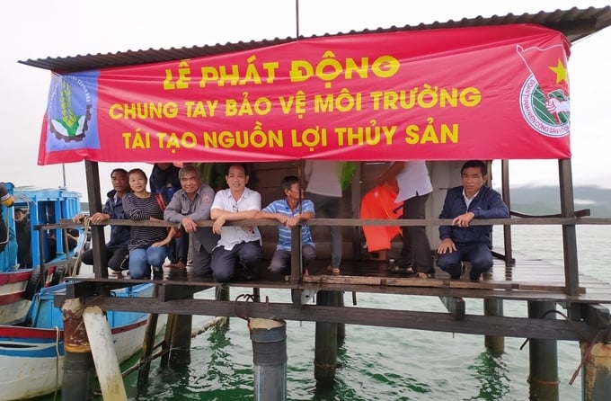 Chung tay bảo vệ môi trường để tái tạo nguồn lợi thủy sản tại khu hệ sinh thái biển Rạn Trào. Ảnh: KS.