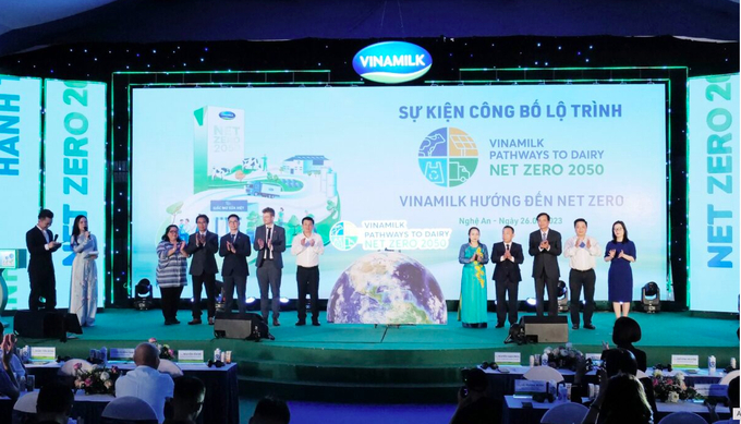 anh-chup-man-hinh-2023-11-28-luc-170216-170924_621.jpeg Sự kiện công bố lộ trình hướng đến Net Zero của Vinamilk vào tháng 5/2023.