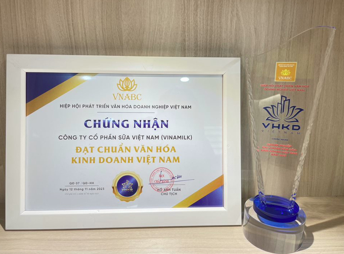 anh-chup-man-hinh-2023-11-28-luc-170238-171240_971.jpeg Vinamilk trở thành đại diện duy nhất của ngành sữa góp mặt trong danh sách 20 'Doanh nghiệp đạt chuẩn văn hóa kinh doanh năm 2023'.