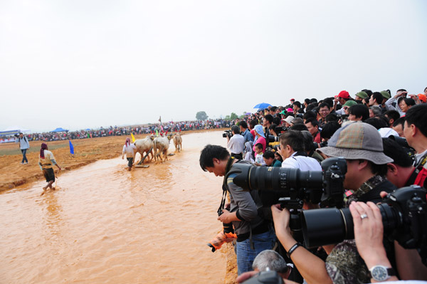 bo-tt-tt-de-nghi-bo-tai-chinh-go-kho-cho-cac-co-quan-bao-chi-090949_193.jpg Hoạt động tác nghiệp của phóng viên báo chí. Ảnh: Dangcongsan.vn.