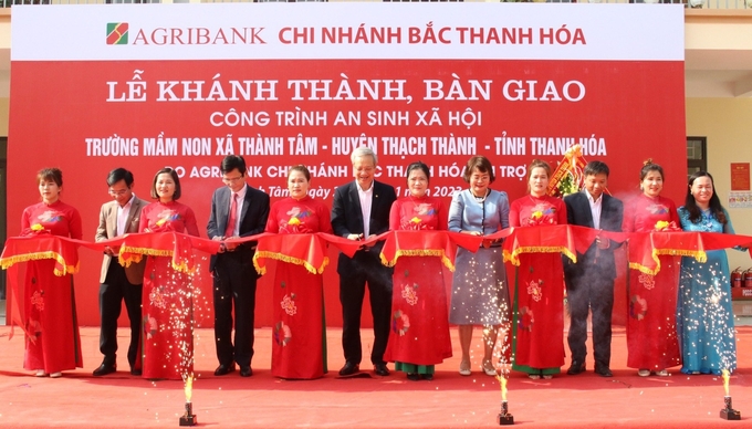 Các đại biểu cắt băng khánh thành công trình an sinh xã hội Trường Mầm non xã Thành Tâm. Ảnh: Nguyễn Trường.