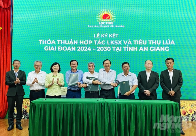 anh-2-103323_777-103323.jpg Đến nay toàn tỉnh An Giang đã có hơn 40 doanh nghiệp thu mua lúa gạo và 20 doanh nghiệp thực hiện liên kết với HTX và nông dân theo chuỗi. Ảnh: Lê Hoàng Vũ.