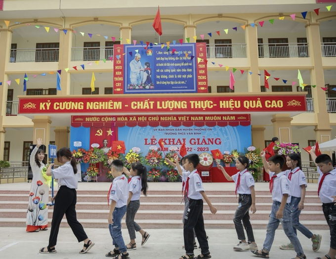 Lễ khai giảng ở trường THCS Văn Bình. Ảnh: Ánh Ngọc.