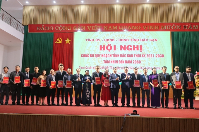 Nhiều biên bản lý kết hợp tác đầu tư tại tỉnh Bắc Kạn đã được ký kết tại hội nghị. Ảnh: Ngọc Tú. 