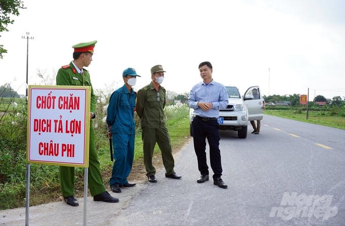 Some quarantine checkpoints have not met the requirements, thus increasing the risk of pigs infected with African swine fever being transported and consumed. Photo: Vo Dung.
