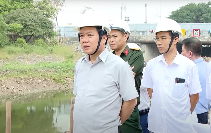 Ông Phạm Quang Ngọc (ngoài cùng bên trái) kiểm tra dự án cụm công trình thủy lợi Nam Sông Vân và cầu Chà Là. Ảnh: Minh Phúc.