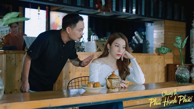 truc-tiep-chung-ta-phai-hanh-phuc-tap-17-tren-vtv1-hom-nay-1-12-162359_60.jpg Hòa thấy Lê suy tư ngồi uống trà. Ảnh CMH