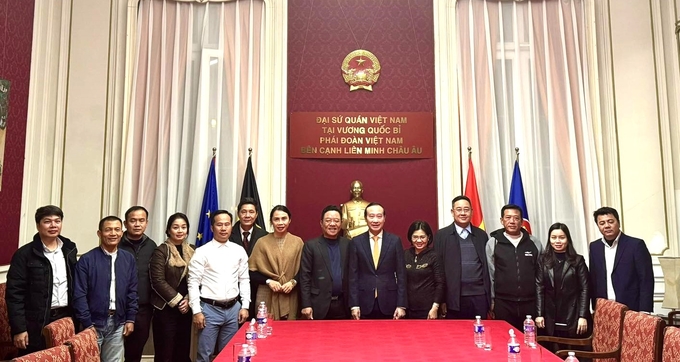 khuyen-khich-hop-tac-xa-mo-rong-quy-mo-huong-den-xuat-khau-nong-san-202756_345.jpg Bà Hà cùng lãnh đạo Sở KHCN Hải Phòng sang EU để mở rộng hợp tác sản xuất, tiêu thụ nông sản. Ảnh: CTV.