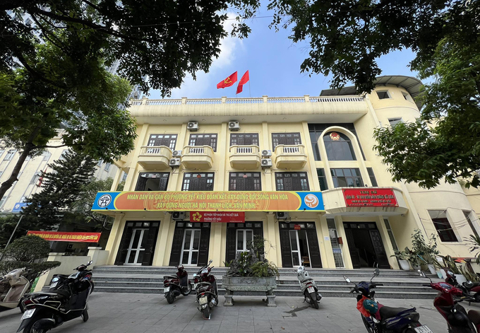sat-nhap-1-120429_746.jpeg Trụ sở một phường ở quận Hà Đông thuộc diện phải sáp nhập trong 2 năm tới. Ảnh: Quang Phong.