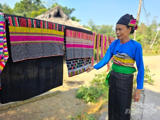 Thi thoảng bà Xuyến lại lấy vải ra phơi để tránh ẩm mốc. Ảnh: Quốc Toản.