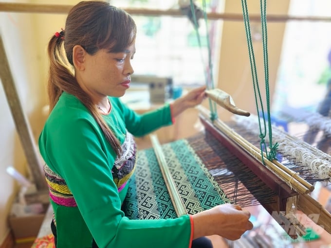 Chị Phạm Thị Chiến kiếm thêm thu nhập từ dệt thổ cẩm mỗi khi nông nhàn. Ảnh: Quốc Toản.