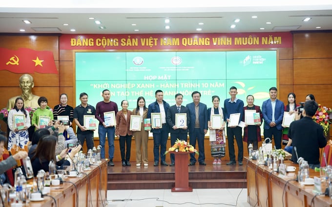 z4938626279382_01836619c038a6b6b22f08f24b30ad93-144911_67.jpg Bộ trưởng Lê Minh Hoan trao thư khen các doanh nông trẻ tại buổi Tọa đàm - Họp mặt với chủ đề 'Khởi nghiệp xanh - Hành trình 10 năm kiến tạo thế hệ doanh nông trẻ'.