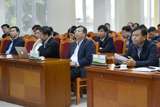 bo-nn-ptnt-nghien-cuu-quan-triet-nghi-quyet-hoi-nghi-trung-uong-8-khoa-xiii-102043_107.jpg Bộ NN-PTNT tham dự Hội nghị với điểm cầu chính tại trụ sở Bộ NN-PTNT và hơn 500 điểm cầu phụ với gần 6.000 đảng viên tham gia. Ảnh: Tùng Đinh.