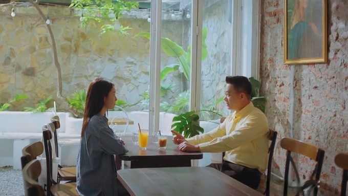 phim-chung-ta-cua-8-nam-sau-tap-14-vtv3-2-185219_654.jpg Dương hỏi trợ lý của ông Quang về chuyện của chị Tâm. Ảnh CMH