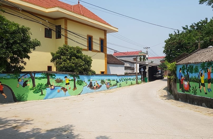 bac-giang-ca-xa-thap-dien-di-cay-dem-ban-ngay-lam-nong-thon-moi-160153_372.jpg Những bức bích họa, tranh tường đang khoác chiếc áo tươi mới cho các làng quê ở Bắc Giang.