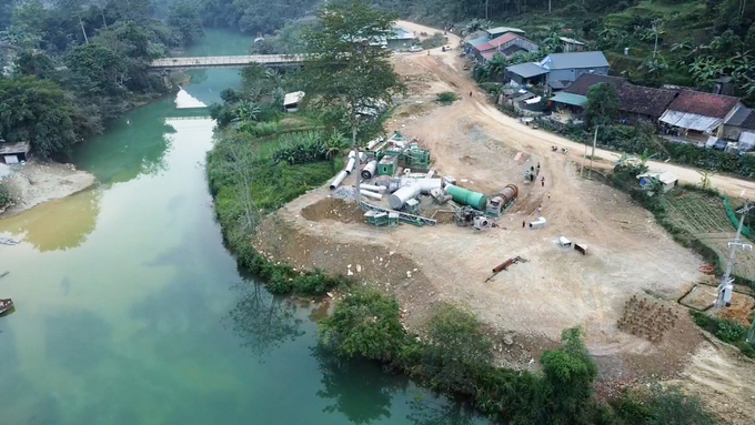 cb1-115038_640.jpg Vị trí hơn 2.700m2 đất nông nghiệp bị san gạt làm trạm trộn bê tông tại xóm Mỏ Sắt (xã Dân Chủ). Ảnh: NT.