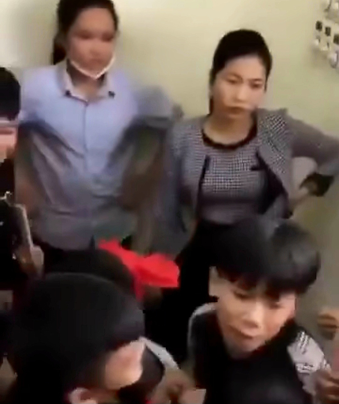 z4943783233941_ed2298db5c923b49f1a4f0ffacdeb9b9-192335_813.jpg Nhóm học sinh trường THCS Văn Phú, huyện Sơn Dương, tỉnh Tuyên Quang vây quanh, lăng mạ, xúc phạm cô giáo. Ảnh: Cắt từ clip.