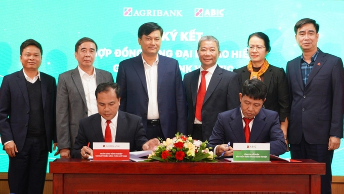 a1-105703_391.jpg Lễ ký kết Hợp đồng tổng đại lý bảo hiểm giữa Ngân hàng Agribank và Bảo hiểm Agribank. Ảnh: Bảo hiểm Agribank.
