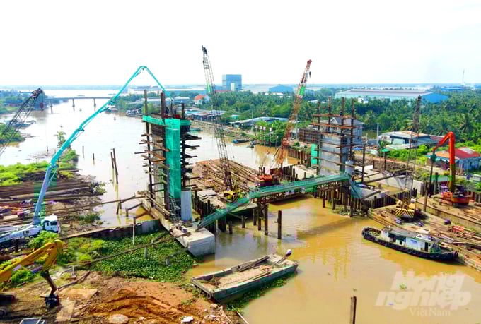 Ban Quản lý Đầu tư và Xây dựng Thủy lợi 10 đang đẩy nhanh tiến độ thi công cống ngăn mặn, điều tiết nguồn nước Nguyễn Tấn Thành. Ảnh: Lê Hoàng Vũ.