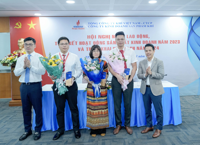 khen-thuong-nld-co-thanh-tich-xuat-sac-cua-pv-gas-trading-nam-2023-154043_766.jpg Khen thưởng NLĐ có thành tích xuất sắc của PV GAS Trading năm 2023.