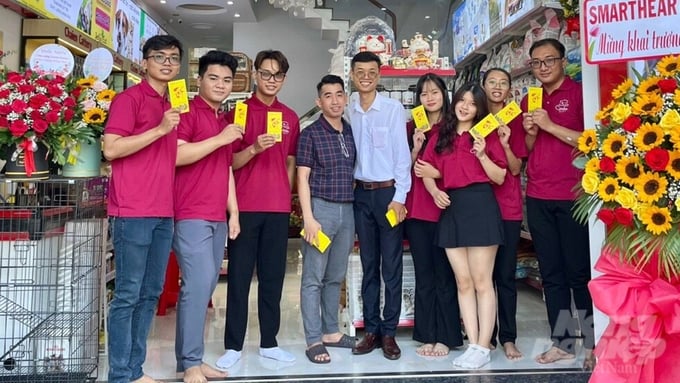 Anh Trương Thành Sĩ (áo trắng) tốt nghiệp chuyên ngành Thú y, Trường Nông nghiệp (Đại học Cần Thơ) dồn tâm sức để mở phòng khám thú y và các dịch vụ dành cho thú cưng. Ảnh: Kim Anh.