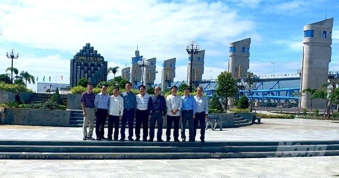 Đoàn công tác của Cục Thủy lợi và Viện Quy hoạch Thủy lợi Miền Nam thăm công trình Cống Cái Lớn - Cái Bé. Ảnh: Minh Sáng.