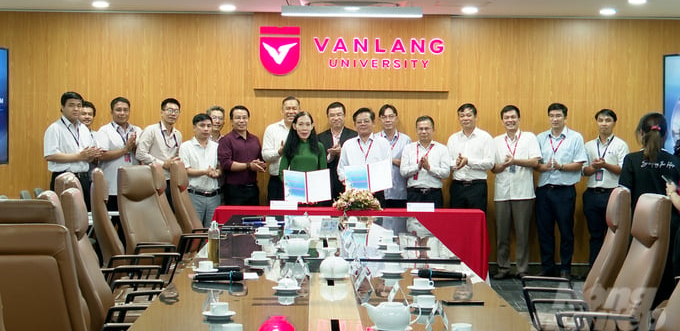 Lễ ký kết thỏa thuận hợp tác giữa Viện Quy hoạch Thủy lợi miền Nam với Trường Đại học Văn Lang thúc đẩy nghiên cứu khoa học công nghệ. Ảnh: Minh Sáng.