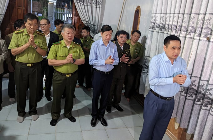 z4953624957722_6dd6ac4261ebfa1fe15a65d58356b28b-085851_244.jpg Thứ trưởng Nguyễn Quốc Trị cùng đoàn công tác đã đến nhà riêng kiểm lâm viên Nguyễn Kim Anh (thôn 10, xã Ea Dar, huyện Ea Kar, tỉnh Đăk Lăk), thắp hương, chia buồn với gia quyến. Ảnh: Trần Doanh.
