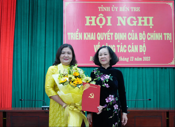 picture1-210448_599.jpeg Thay mặt Bộ Chính trị, Thường trực Ban Bí thư Trương Thị Mai (bên phải) chúc mừng bà Hồ Thị Hoàng Yến nhận trọng trách mới của Đảng. Ảnh: Huyền Trang.