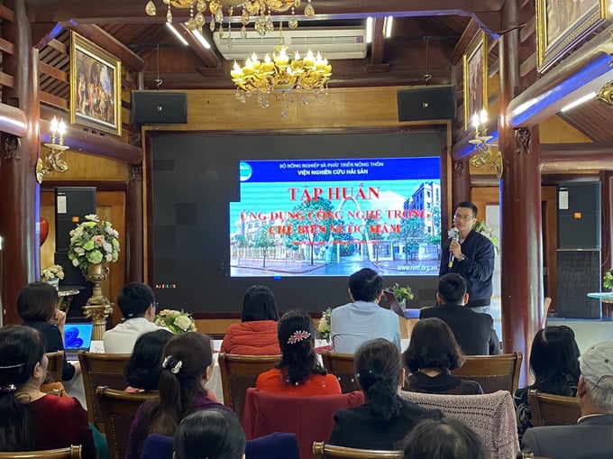 tap-huan-122848_111.jpg Các nhà khoa học ở Viện Nghiên cứu Hải sản chia sẻ những công nghệ mới trong sản xuất nước mắm truyền thống. Ảnh: Đinh Mười.