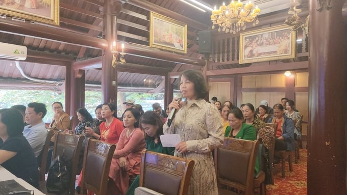 vien-nghien-cuu-hai-san-giup-dan-khac-phuc-han-che-trong-san-xuat-nuoc-mam-131209_837.jpg Bà Phạm Thị Hiền, trú tại thị trấn Cát Hải thay mặt các hộ dân bày tỏ nguyện vọng được dự nhiều cuộc tập huấn của Viện Nghiên cứu Hải sản. Ảnh: Đinh Mười.