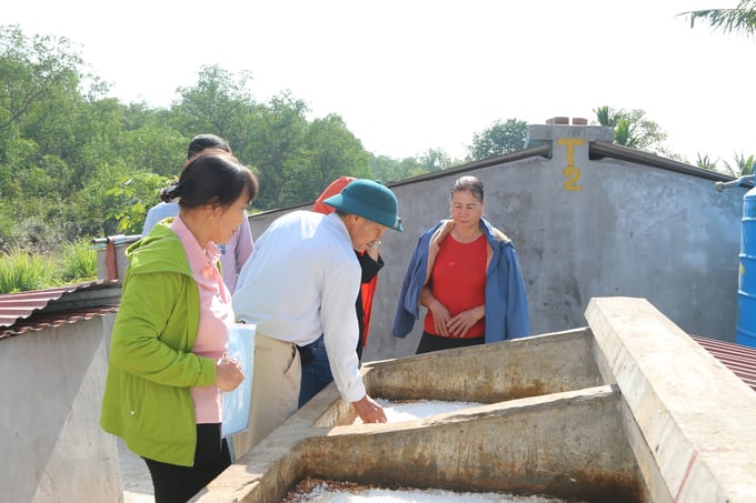 vien-nghien-cuu-hai-san-giup-dan-khac-phuc-han-che-trong-san-xuat-nuoc-mam-131558_608.jpg Các hộ sản xuất nước mắm truyền thống ở Hải Phòng tham quan thực tế mô hình thí điểm của Viện Nghiên cứu Hải sản thực hiện ở Lập Lễ, Thủy Nguyên. Ảnh: Đinh Mười.