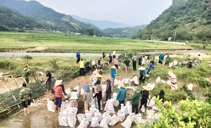 z4776686873322_8b0faa0f784776a4150c0284f0d1b9f4-151609_607.jpg Nguồn kinh phí hạn hẹp buộc các công ty thủy lợi phải tuyên truyền, vận dụng sức dân để gia cố, khắc phục sau mỗi lần thiên tai đi qua. Ảnh: Việt Khánh.